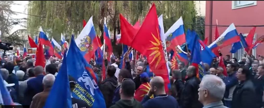 Собир на Единствена Македонија пред руската амбасада за подршка на протераниот руски дипломат