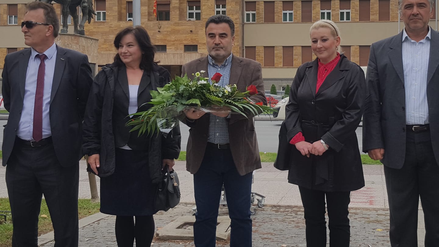 (ВИДЕО) Се поклонуваме пред споменикот на основачите на ВМРО во чест на 23 Октомври