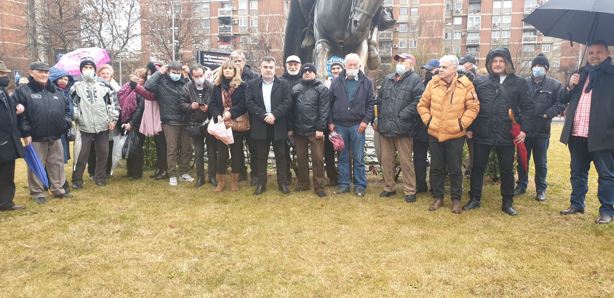 Единствена Македонија: Претседателот Бачев со сопартијци положи цвеќе на споменикот на Чакаларов по повод 148-годишнината од раѓањето