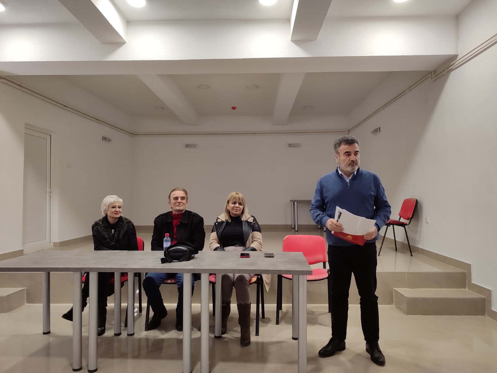 Единствена Македонија и Здружението на пензионери за достоинствен живот на трибина во Новаци со пензионерите за законите за ПИО и здравство 