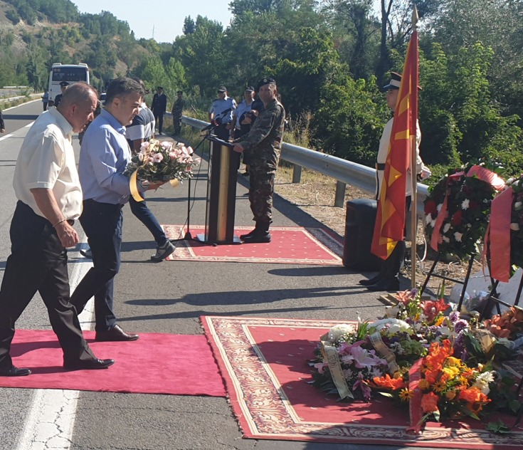 Делегација на Единствена Македонија положи цвеќе кај Карпалак 